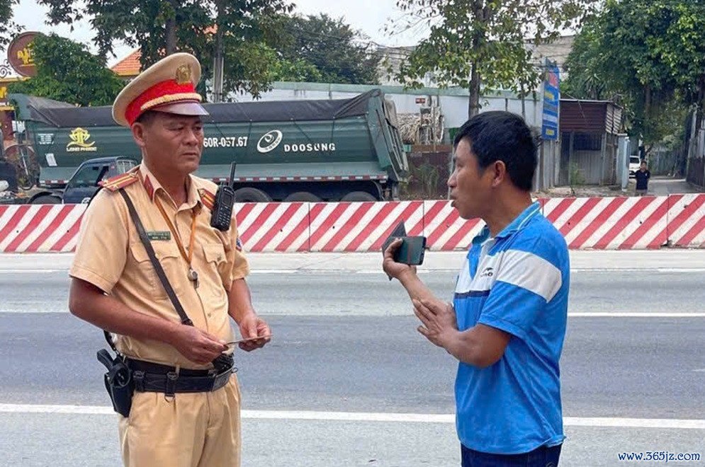 CSGT Binh Duong anh 1