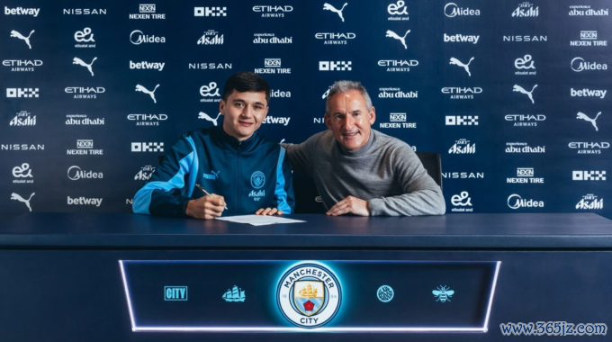 Abdukodir Khusanov chụp ảnh cùng giám đốc bóng đá Txiki Begiristain khi ký hợp đồng ngày 20/1. Ảnh: Man City