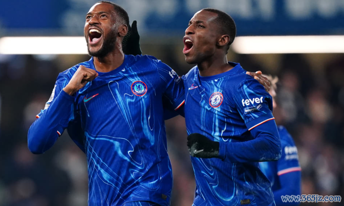 Tosin Adarabioyo (trái) mừng bàn mở tỷ số cùng Nicolas Jackson trong trận Chelsea thắng Wolves 3-1 trên sân Stamford Bridge， London， Anh ngày 20/1. Ảnh: AP