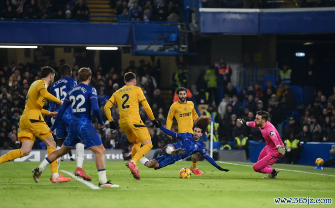 Marc Cucurella nhoài người dứt điểm nâng tỷ số lên 2-1. Ảnh: Chelsea FC